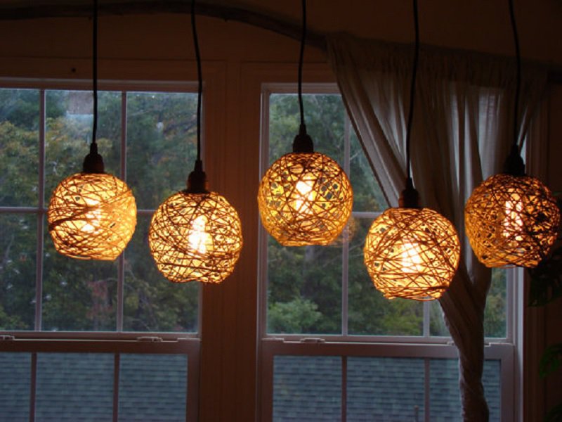 Luminária cria um efeito muito interessante na decoração (Foto: Reprodução)